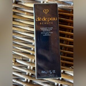 Cle de Peau Radiant Fluid Foundation O3O